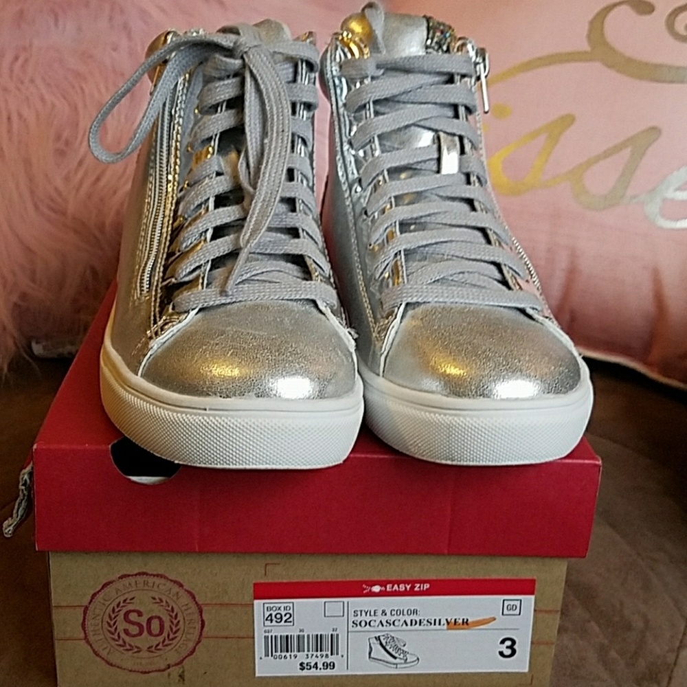 So girl's Silver shoes